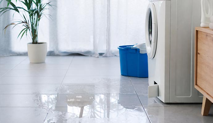 Leaking water from washing machine